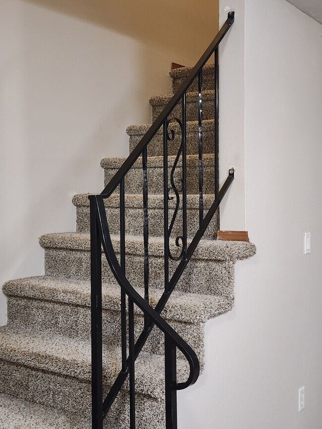 Building Photo - Pet-friendly Townhouse Near Parks and Downtown Newberg