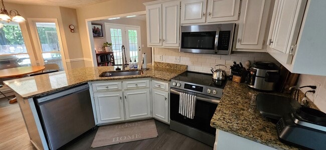 Building Photo - 4 bedroom home in North Columbus