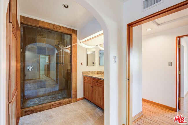 Building Photo - 15511 Woodcrest Dr