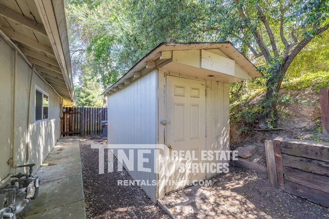 Building Photo - Charming Old Fair Oaks Duplex!