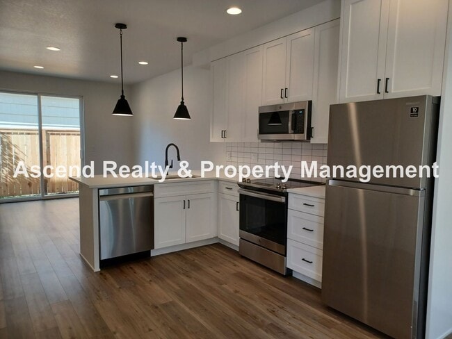 Building Photo - Newer 2 Level Townhome with Patio in Alberta Available August 10 Garbage Included Small Pets OK