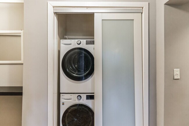 Building Photo - Cozy & bright 1 Bd/1Bth condo in Brookland House Condominium!