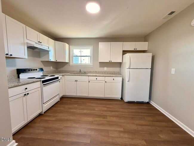 Building Photo - 910 E Divine St