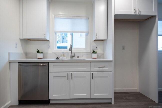 Building Photo - Van Dyke Triplex