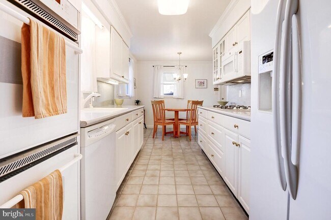 Building Photo - 8805 Honeybee Ln