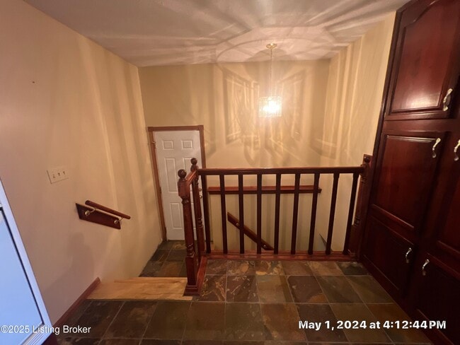 Building Photo - 230 S Circlecrest Dr