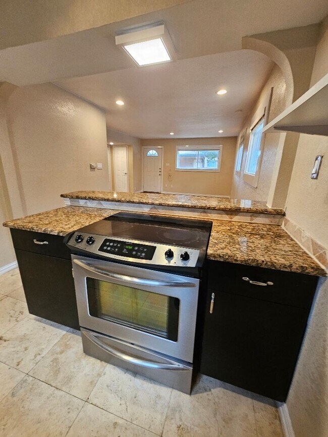 Building Photo - Mediterranean style condo within walking d...