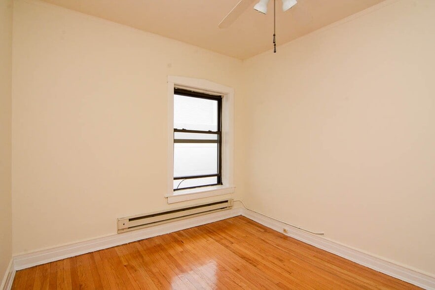 Building Photo - 822 W Waveland Ave