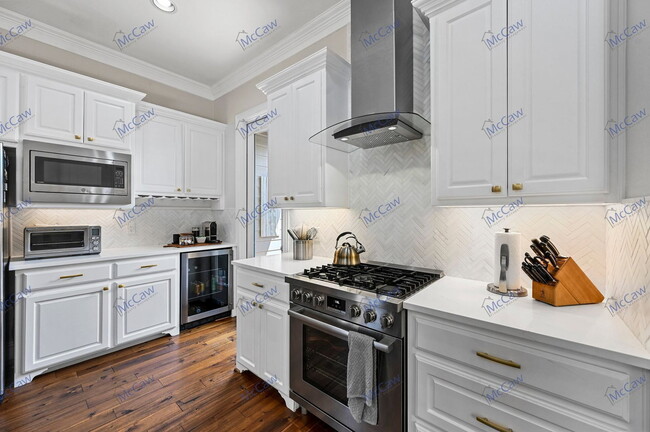 Building Photo - 5211 Mission Ave