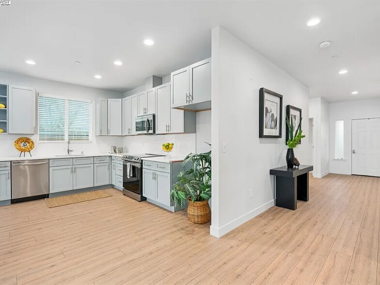 Building Photo - 741 Claire Ave