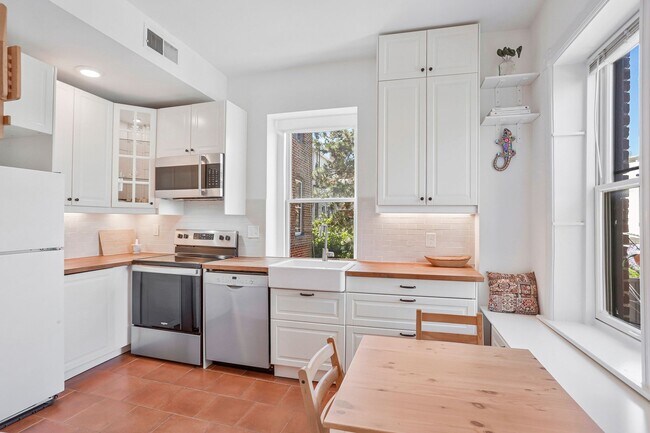 Building Photo - Kalorama Apartment – Renovated One-Bedroom with Private Balcony