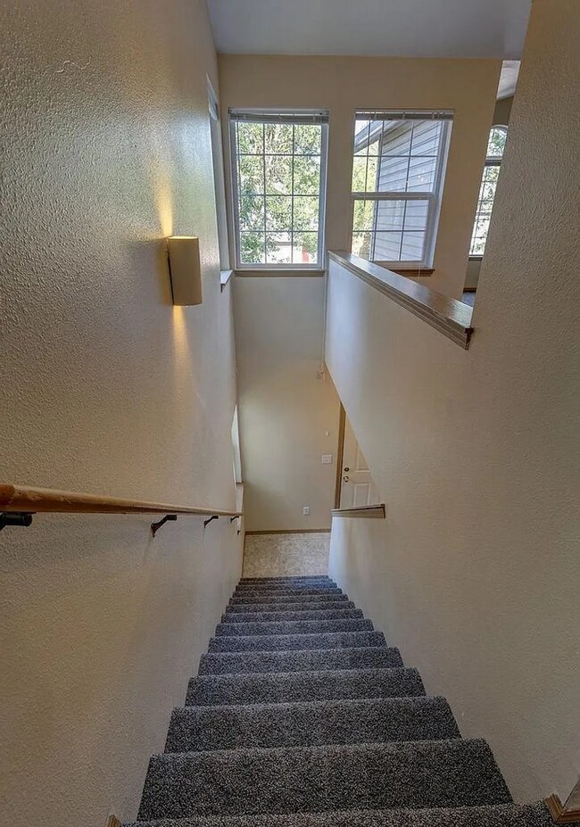 Building Photo - 2130-2132 Harris Ave