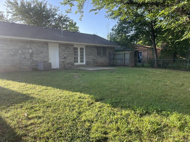 Building Photo - 1420 Oakcrest Ave