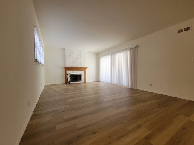 Building Photo - Spacious 3 Bedroom Canoga Park House