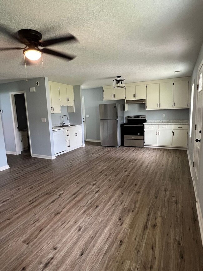 Building Photo - 3 Bedroom 1.5 Bath Home