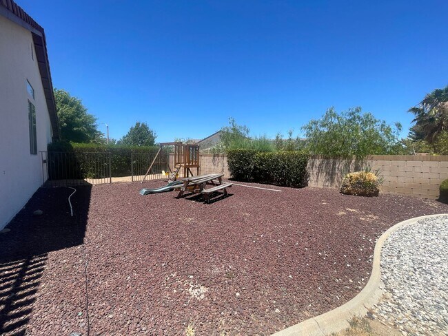 Building Photo - Available Now Palmdale 4 Bedroom + 3 Bathr...