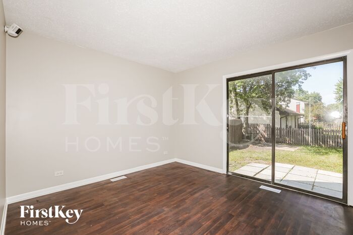 Building Photo - 30W118 Maplewood Dr