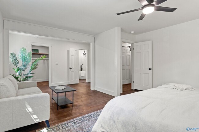 Building Photo - 7916 Valley View Dr SE