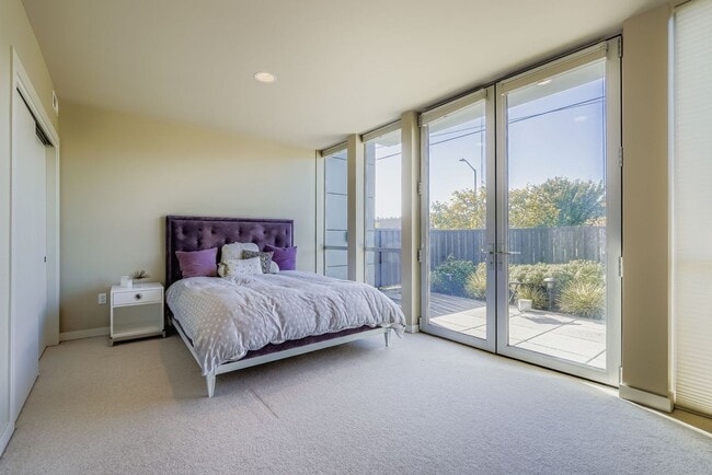 Building Photo - Eastlake Townhome with Commanding Views