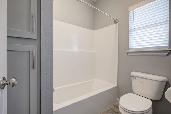 Building Photo - 1219 Leslie Ln