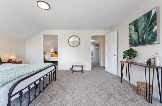 Building Photo - 532 W 5th Ave