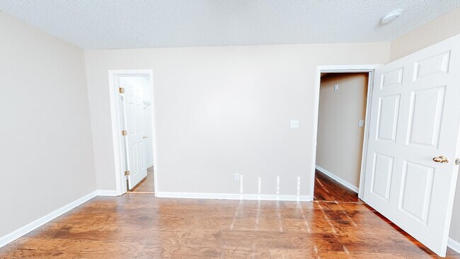 Building Photo - 101 Queens Ct