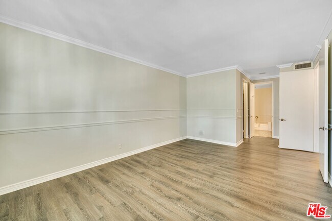 Building Photo - 12124 Goshen Ave