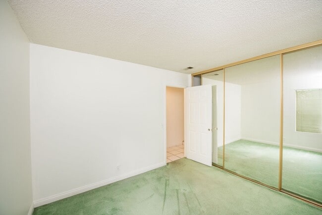 Building Photo - Rose Hills