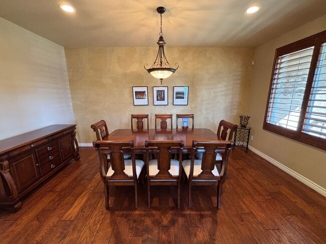 Building Photo - Gorgeous and spacious 5 bedroom FURNISHED home in Canyon Crest for rent!