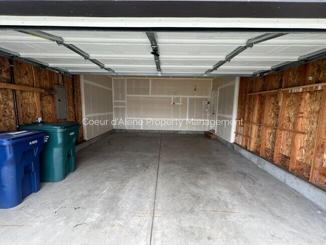 Building Photo - 3 bed house w/ family room in The Landings!
