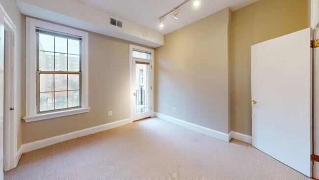 Building Photo - Columbia Heights Two Bedroom Apartment W/P...