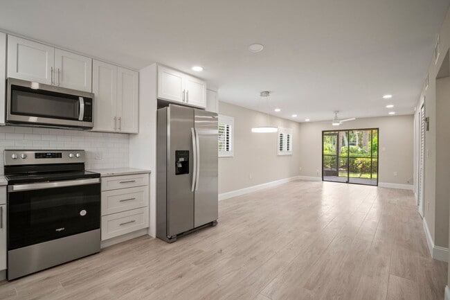 Building Photo - Nicely Renovated 2 bedrooms 2 bathrooms Co...