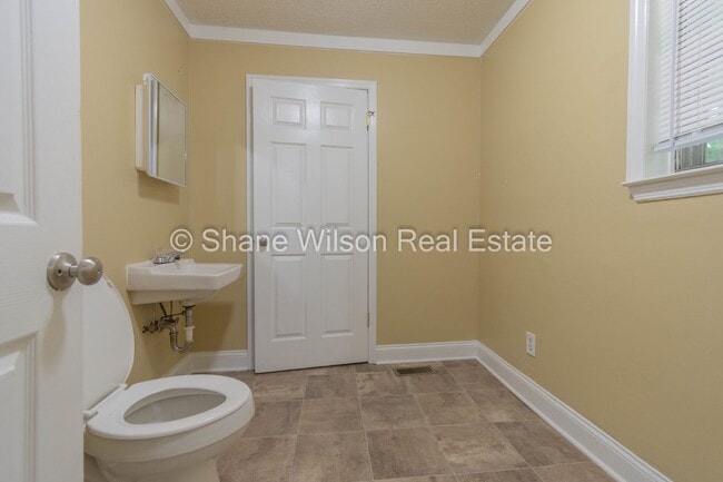 Building Photo - Large 4 BR / 2.5 BA homefor lease in Rossv...