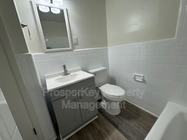 Building Photo - 323 Tennant Ave