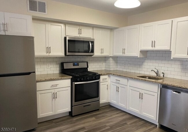 Building Photo - 290 3rd St