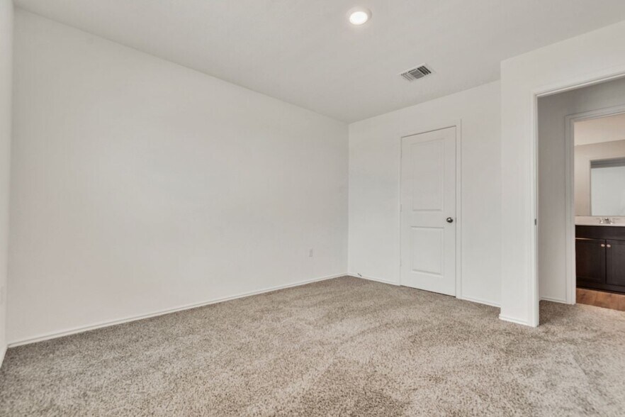 Building Photo - 15401 Poppy Petal Dr