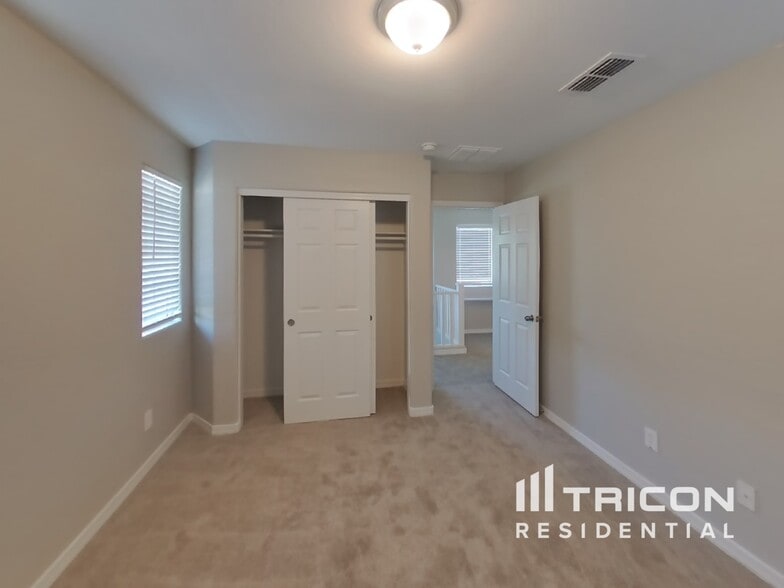 Building Photo - 429 N 119th Dr