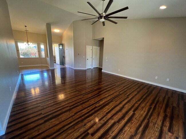 Building Photo - Modern 3 Bedroom Home