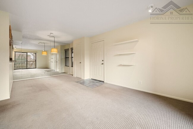 Building Photo - 1 MO. FREE RENT! UNFURNISHED Bright & Stylish Condo at The Reserve