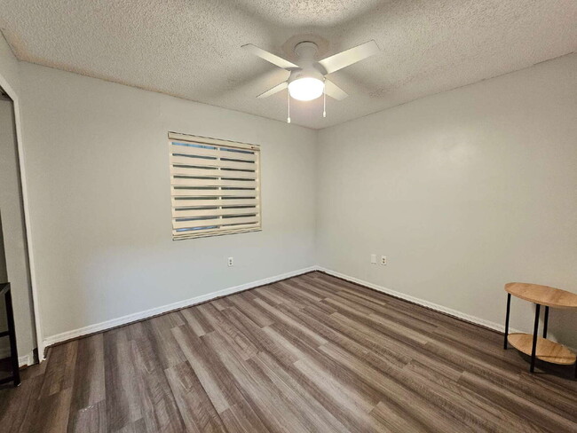 Building Photo - 819 Glencove Ave NW