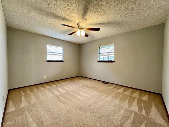 Building Photo - 3 bedroom 2 bath home for lease