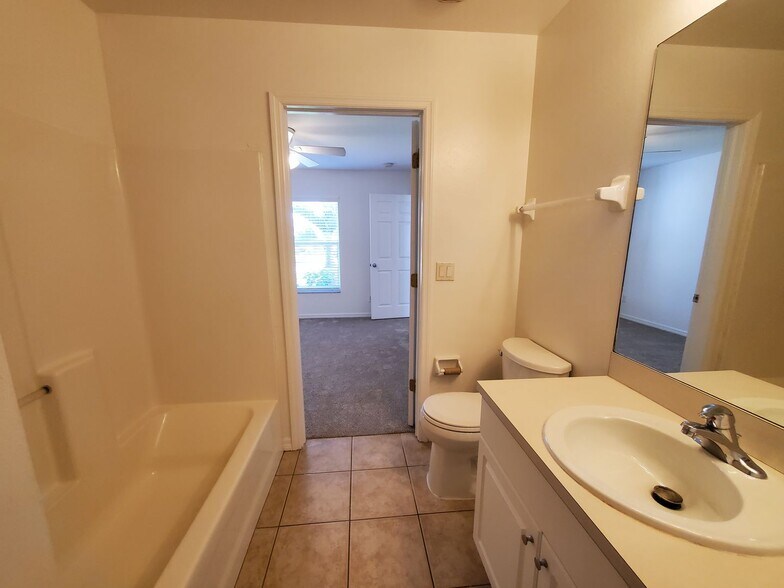 Building Photo - SW area 3/2 Rent Ready