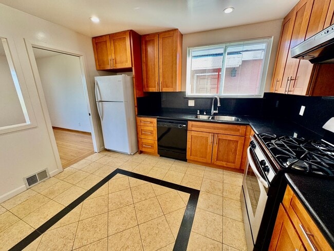 Building Photo - Updated Upstairs 3Bed/2Ba Home in Daly City with Views!