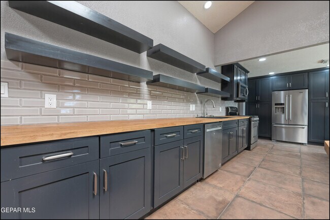 Building Photo - 6412 Via Aventura Dr