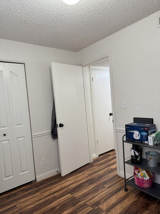Building Photo - Charming 3-Bedroom Home with Modern Update...