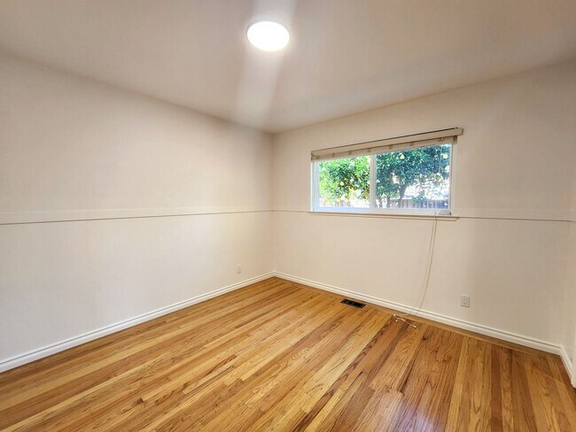 Building Photo - Charming Single Family Home Located in Sou...