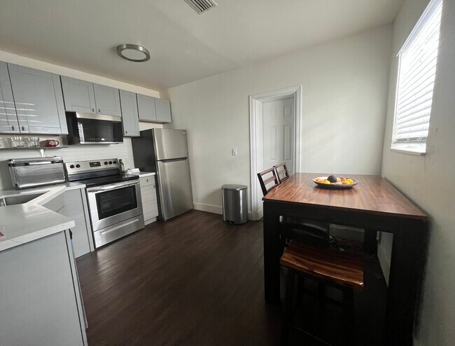 Building Photo - 2618 SW 12th St