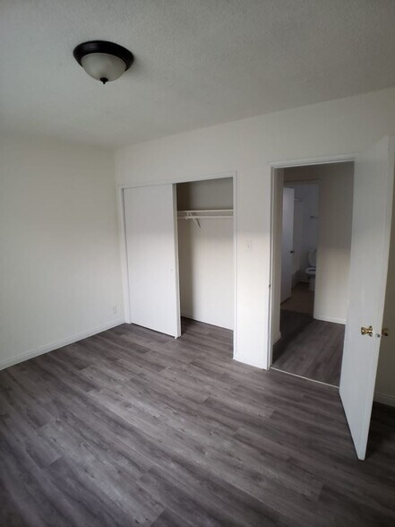 Building Photo - 13129 Oxnard St