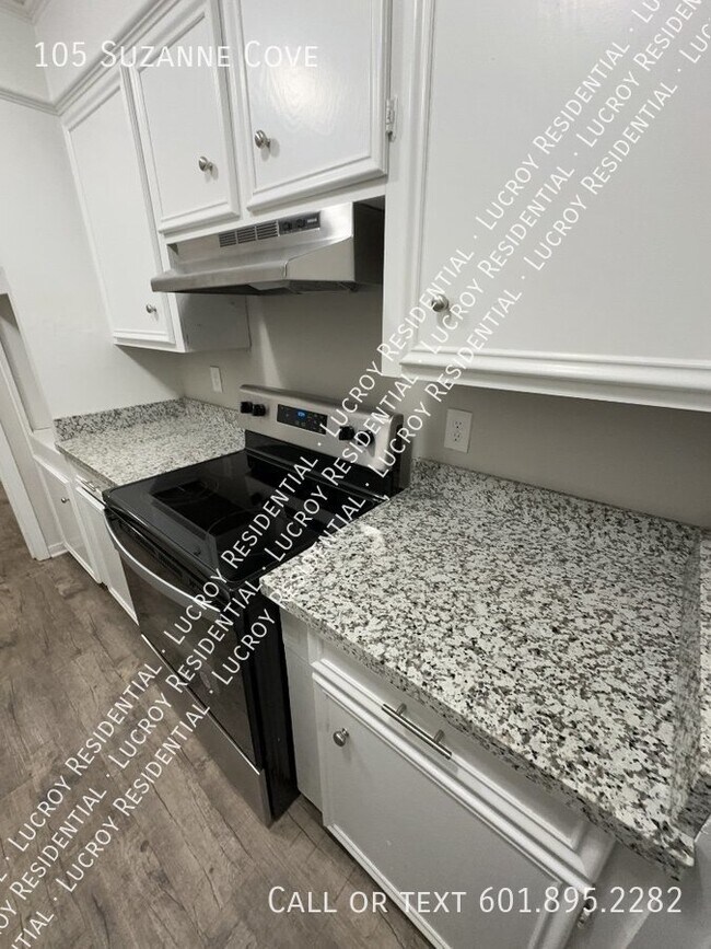 Building Photo - Updated 4-Bedroom Duplex with Fireplace in...