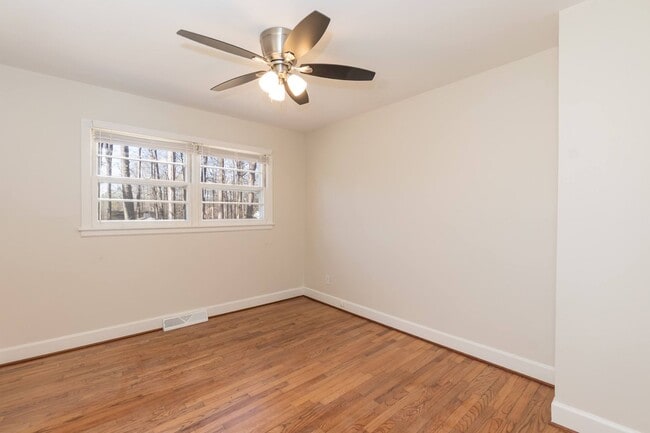 Building Photo - Gorgeous Three Bedroom Home!